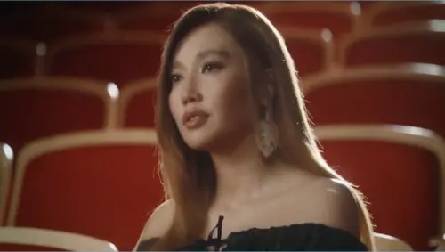 ▲A-Lin（如圖）以第三者的角度，獻唱〈幸福在歌唱〉，用歌聲擁抱劇中每個角色，同時擁抱觀眾。（圖／翻攝自吉米哥 Jimi Bro）