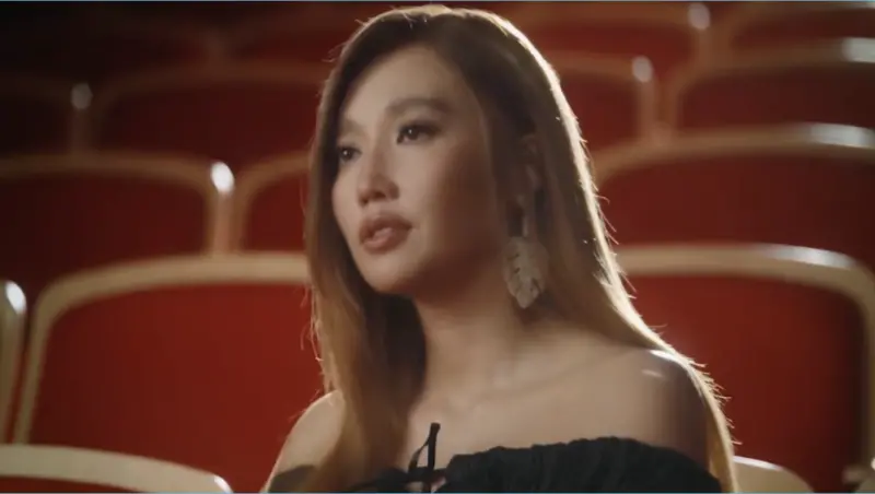 ▲A-Lin（如圖）演唱電影《陽光女子合唱團》主題曲〈幸福在歌唱〉，她憶及錄音時淚崩，唱不下去，「這幾年也在學著離別，學會放下，學會原諒真的很難，每一次去面對它，就是在學習⋯⋯。」（圖／翻攝自吉米哥 Jimi Bro）