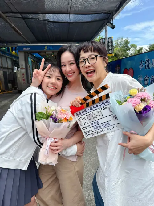 ▲年屆不惑的曾愷玹（中）保養有道，狀態依然非常好。（圖／曾愷玹臉書）