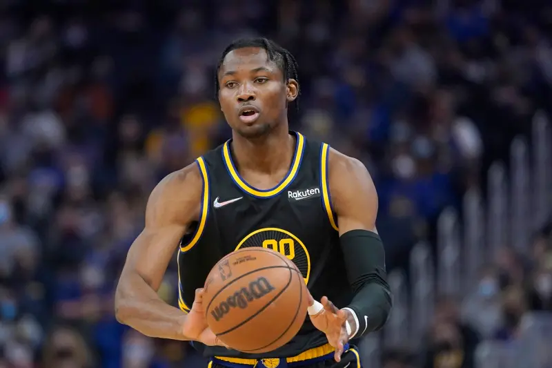 ▲近期重回輪換陣容且表現極為出色的年輕前鋒庫明加（Jonathan Kuminga），今（23）日在客場對陣獨行俠的比賽中再度因傷退場。儘管初步評估傷勢並無大礙，但接二連三的傷病打擊已讓勇士球迷徹底心碎，悲喊「這支球隊被詛咒了」。（圖／美聯社／達志影像）