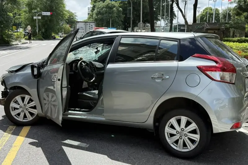 ▲台南市76歲劉姓婦人去(2025)年6月下午開車在東區大學路失控連續衝撞29輛車,一名男性自行車騎士遭撞送醫不治身亡。(圖/翻攝畫面)