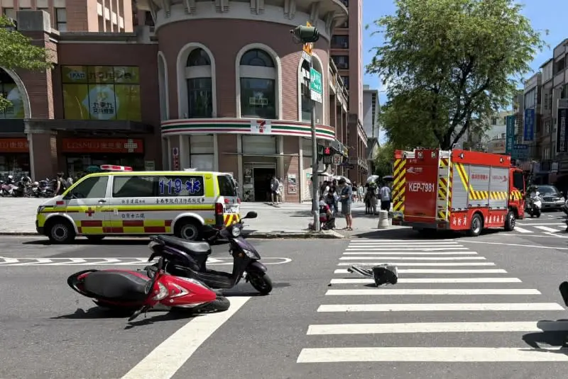 ▲台南市76歲劉姓婦人去（2025）年6月下午開車在東區大學路失控連續衝撞29輛車，一名男性自行車騎士遭撞送醫不治身亡。（圖／翻攝畫面）