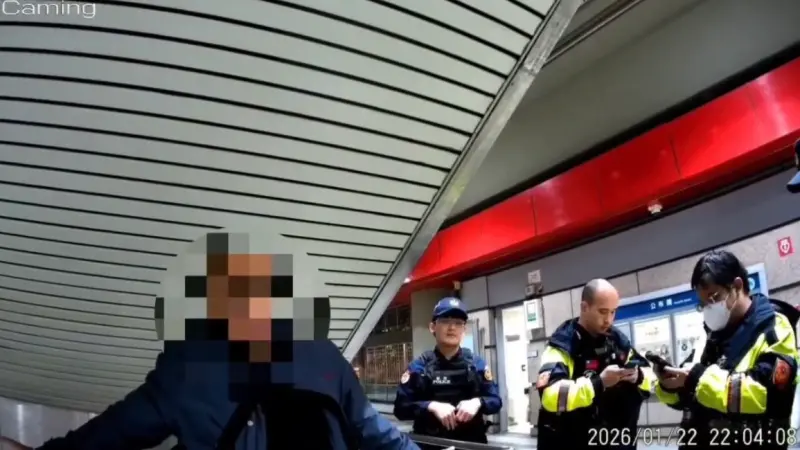 ▲北捷芝山站昨（22日）晚間傳出有一名58歲的陳姓男子喝醉將手伸出閘門外。（圖／翻攝畫面）