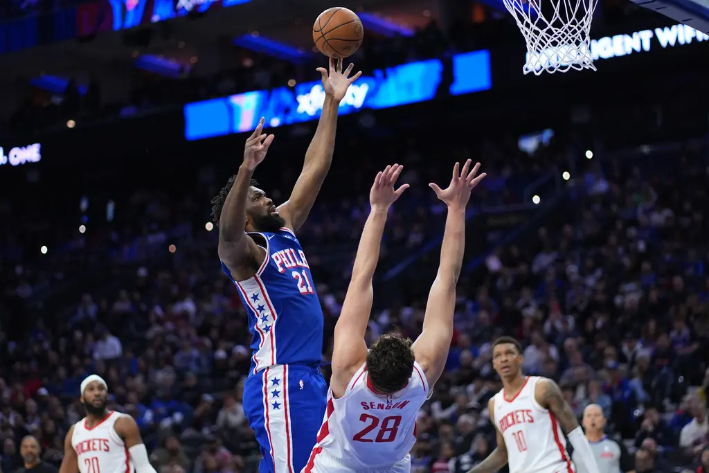 ▲76人中鋒恩比德（Joel Embiid）繳出32分大三元，聯手馬克西（Tyrese Maxey）在延長賽擊敗KD領軍的火箭隊。（圖／美聯社／達志影像）