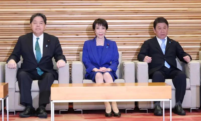 ▲日本首相高市早苗（中），23日在東京首相官邸出席內閣會議。（圖／美聯社／達志影像）