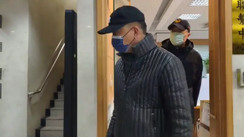 ▲檢調掌握,「初代少年股神」蕭漢森2021年涉嫌以「進、掛、抽三部曲」模式鎖定7檔上市股票操縱股價,獲利約4千多萬元。(圖/翻攝畫面)