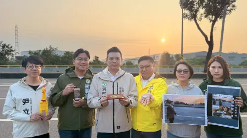 ▲高雄市議員參選人洪村銘、蔡秉璁、尹立、黃偵琳、黃敬雅與蘇致榮，今天清晨實地前往大寮鳳林公路直播，與市民共迎日出，並以行動破除謠言。（圖／南方問政辦公室提供）