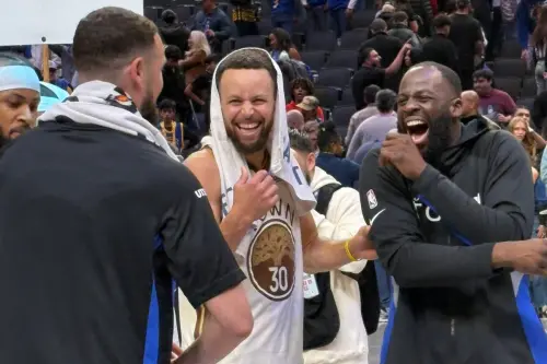 ▲勇士今天在對獨行俠賽後，柯瑞、K湯和格林（Draymond Green）敘舊，三人笑成一團。（圖／翻攝自Marc Stein X）