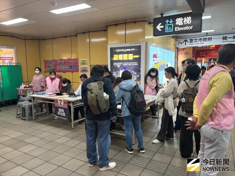 ▲而北市衛生局也設站在各捷運場站提供民眾公費接種新冠、流感疫苗。（圖／記者陳韻年攝）