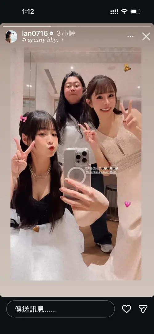 ▲籃籃（左）和巫苡萱（右）主持廠商尾牙，在後台自拍留念，中為經紀人。（圖／籃籃IG）