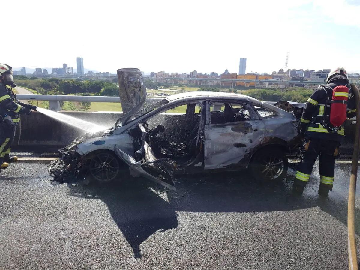 ▲國道1號五楊高架道三重段今（23日）上午傳出一起火燒車意外，整輛車幾乎被燒成廢鐵。（圖／翻攝畫面）