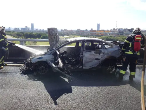 國1五楊高架驚見一團火球！小客車「慘被燒成廢鐵」現場慘況曝光
