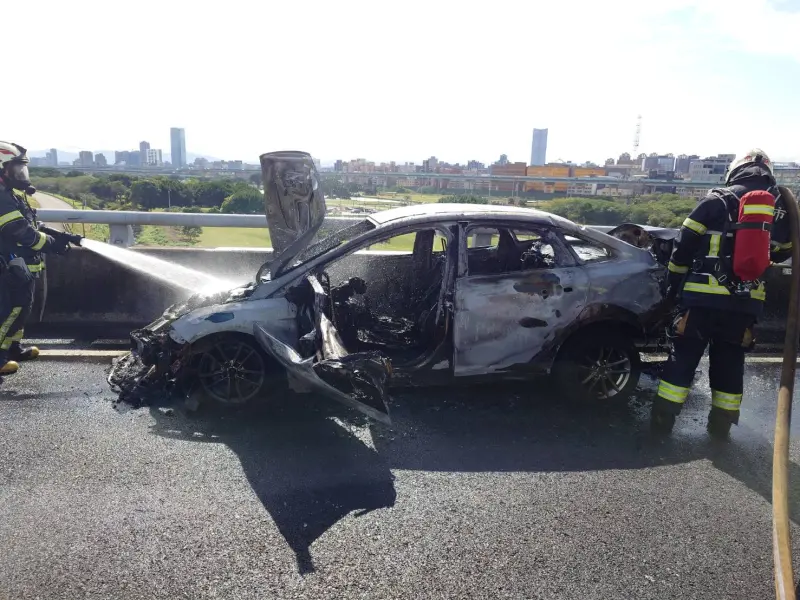 ▲國道1號五楊高架道三重段今（23日）上午傳出一起火燒車意外，整輛車幾乎被燒成廢鐵。（圖／翻攝畫面）