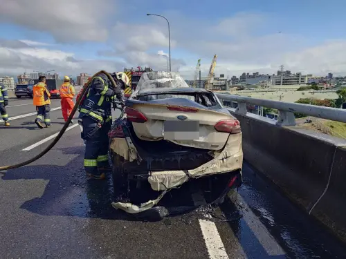 ▲駕駛黃男發現引擎室溫度升高並冒煙，即時將車輛停放在一旁並下車後，車輛隨即起火燒成一團火球。（圖／翻攝畫面）