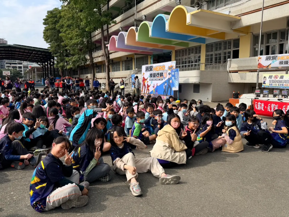 ▲高市警局少年警察隊於22日攜手高雄市博愛青商會、三民第二分局、高雄市消防局大昌分隊共同舉辦「消安HERO校園行動GO」體驗活動。(圖／高市警局少年隊提供)
