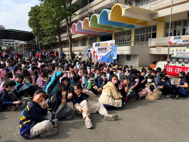 ▲高市警局少年警察隊於22日攜手高雄市博愛青商會、三民第二分局、高雄市消防局大昌分隊共同舉辦「消安HERO校園行動GO」體驗活動。(圖／高市警局少年隊提供)