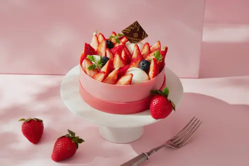 ▲台北喜來登大飯店「The Deli」推出五款精緻限定甜點，包含「草莓可可慕斯蛋糕」。（圖／台北喜來登提供 www.sheratongrandtaipei.com）
