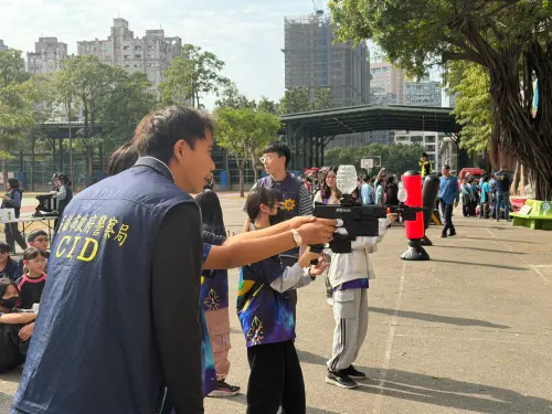 ▲少年警察隊舉辦「消安HERO校園行動GO」體驗活動，邀請多名學生走入警察日常，透過一系列有趣、生動的情境遊戲。(圖／高市警局少年隊提供)