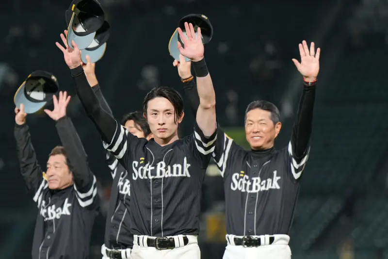 ▲福岡軟銀鷹隊周東佑京（中）與球團簽下5年20億日幣大型複數年合約，新賽季目標「全勤」。（圖／美聯社／達志影像）