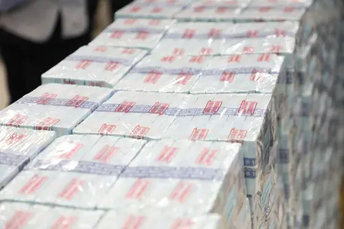 ▲嘉義市普發6000、老人春節禮金15.6億元現鈔已經完成清點，厚實的鈔票牆十分驚人，最快1月24日就能領到。（圖／嘉義市長黃敏惠臉書）