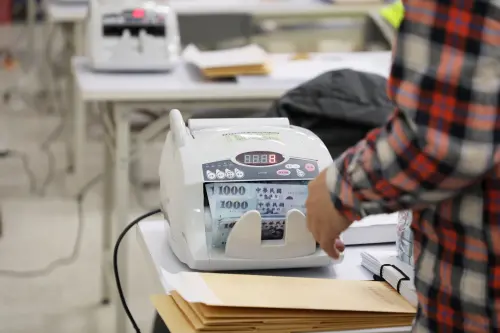 ▲嘉義市普發6000、老人春節禮金最快明（24）週六開領，具資格者依照「領取通知單」，到各區指定發放所就能領到。（圖／嘉義市長黃敏惠臉書）