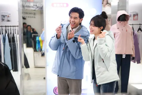 ▲李多慧（右）客串服飾店一日店長，黃玉榮化身迷哥，瘋狂追星索取簽名和合照。（圖／三立提供）