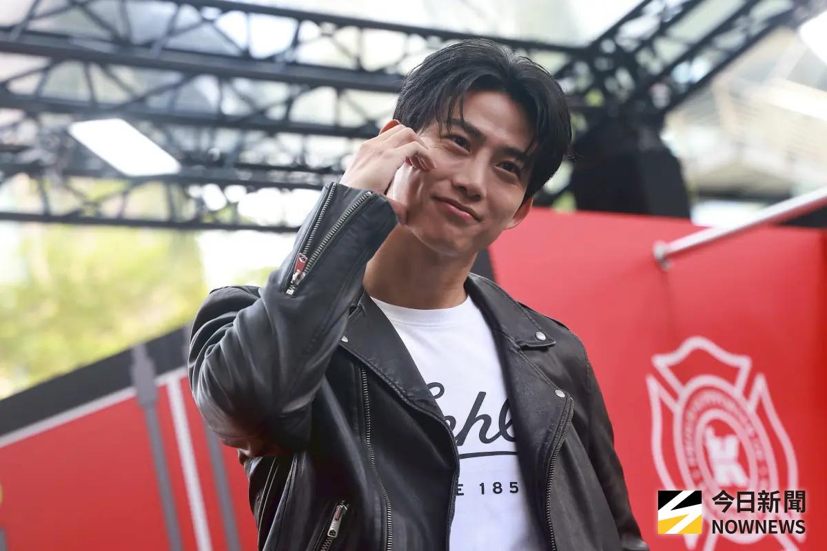 ▲玉澤演現身信義區保養品記者會，台上霸氣宣布「正在準備2PM演唱會」。（圖／記者葉政勳攝）