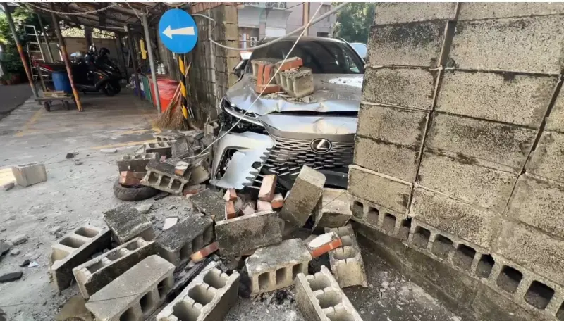 ▲一部凌志轎車衝進國民黨台中市黨部停車場，直到撞破圍牆才停下來。（圖／讀者提供，2026.01.23）