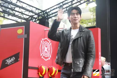 玉澤演明娶交往10年女友！2PM齊聚唱祝歌　已婚前輩燦盛當主持人