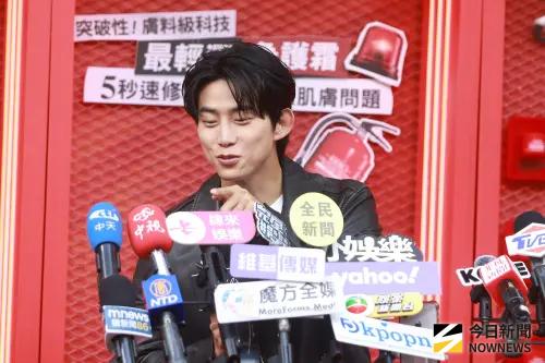 ▲▼玉澤演對台灣媒體的麥克風架感到好奇，不斷在數、還躲在後面。（圖／記者葉政勳攝）