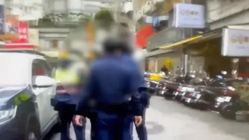 ▲黃男今（23日）於台北市中山區被員警盯上，其身分曝光為一名通緝犯。（圖／翻攝畫面）