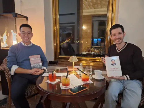 ▲捷克警方17日逮捕中共官媒《光明日報》駐布拉格記者楊一鳴（Yang Yiming，音譯，圖左），指控他為中共政權從事非法間諜活動。圖為2024年楊一鳴採訪斯洛伐克總理顧問。（圖／翻攝自臉書／Artur Bekmatov）