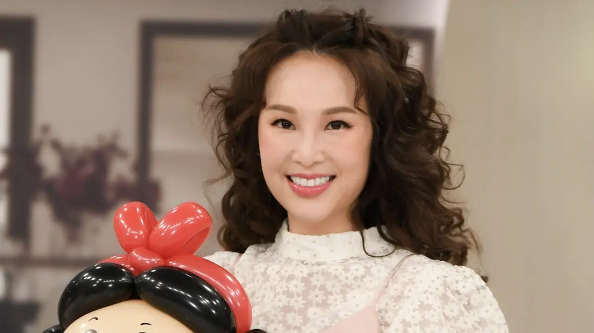 ▲38歲張齡予（如圖）今（23）日於《健康零距離》記者會上宣布懷二胎，以戳破氣球方式公開肚中寶寶性別是女生，全場粉色氣球飄散，眾人歡呼不斷。（圖／記者陳明安攝影）