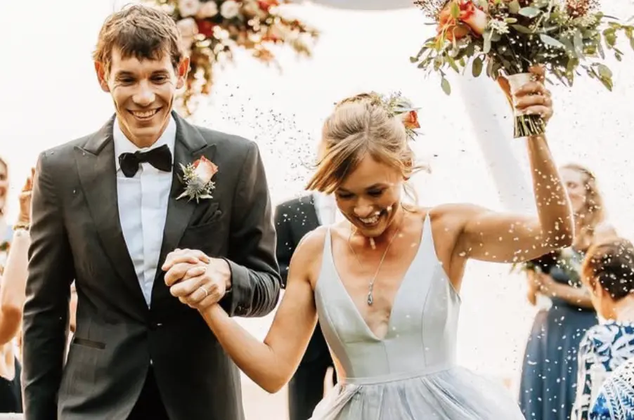 ▲攀岩家霍諾德（左）的太太Sanni（右）坦言，她一開始只是去參加運動相關的簽書會，並不知道霍諾德是攀岩大神，她純粹覺得對方很可愛，遞出留有電話的紙條，因而促成姻緣。（圖／翻攝自Sanni IG@sannimccandless）