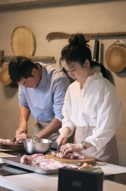 ▲Melody（右）的刀工遭姚元浩（左）嫌棄，「姐，妳這個有點太大塊，我沒辦法炒。」（圖／好看娛樂提供）