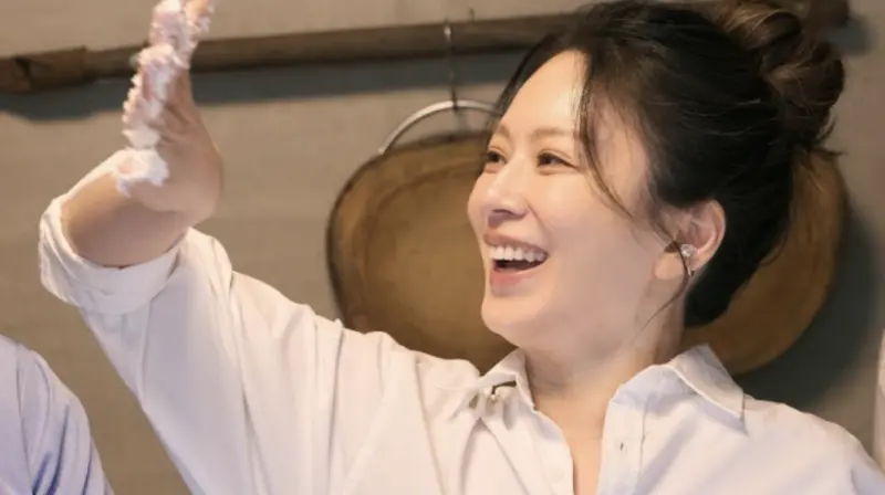 ▲《嗨！營業中》最新一集邀來Melody（殷悅；如圖）、包偉銘，Melody製作傳統米食料理過程，食材溫度極高，慘被燙得直呼受不了，白皙的手掌心都起泡了，忍不住發出慘叫！（圖／好看娛樂提供）