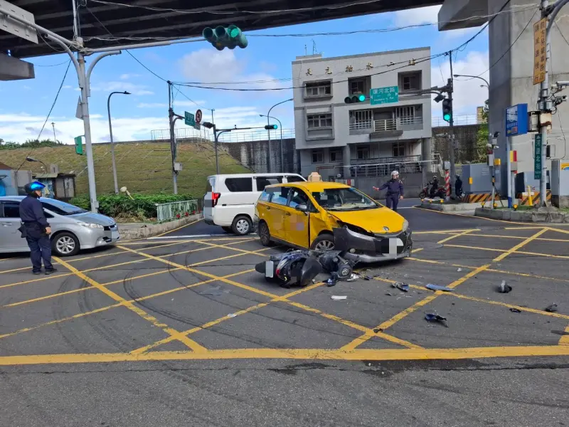 ▲新北市三重區河邊北街一處巷口今（23日）下午發生一起汽車撞機車事故，2人失去呼吸心跳搶救中。（圖／翻攝畫面）