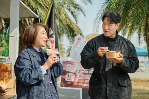 ▲周春米特地準備萬巒豬腳、東港旗魚黑輪、雙糕潤、高樹蜜棗、林邊蓮霧等多樣屏東在地美食與金鐘國品嚐。（圖／屏東縣府提供）