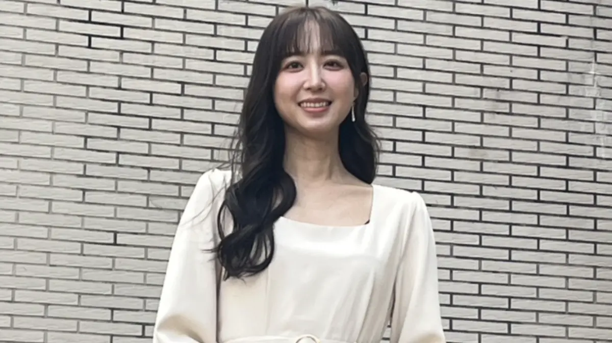 ▲藝人洪詩（如圖）、李運慶2022年結婚，近日男方哥哥李運泰發文稱讚女方照顧失智爸爸，言辭引爆性別意識及年長者照護話題，洪詩今（23）日首露面痛哭：「嫁給他我很開心」，場面令人心疼。（圖／讀者提供）