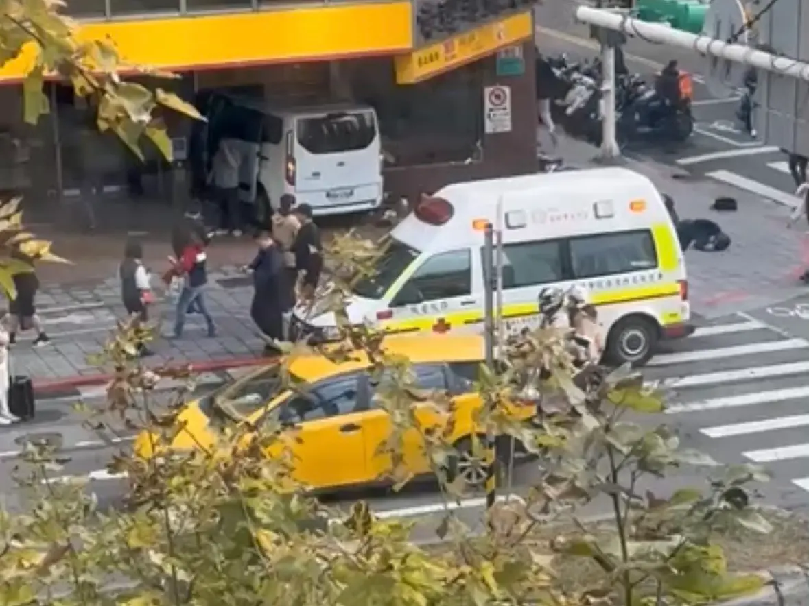 ▲電視台採訪車今（23日）不明原因失控撞進銀行，現場目前造成8傷、2昏迷。（圖／翻攝畫面）