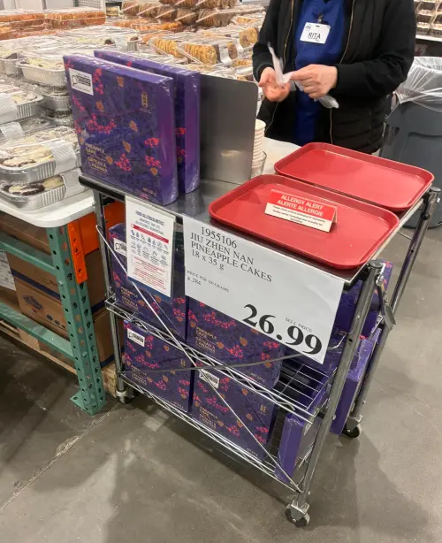 ▲網友在臉書社團「Costco好市多 商品經驗老實說」發文表示，發現加拿大的美式賣場好市多竟然賣起台灣舊振南的鳳梨酥。（圖／翻攝「Costco好市多 商品經驗老實說」臉書）