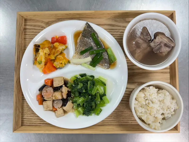 ▲現代坐月子除了藥膳補湯，更應回歸健康飲食的原則。圖為北市聯醫婦幼院區提供產婦的月子餐飲食。（圖／北市聯醫婦幼院區）