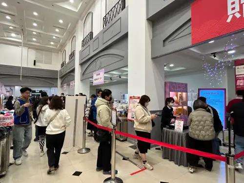 ▲今（23）日同步登場的金級會員專屬新春福袋，20分鐘完售，聯名行李箱引爆話題，掀起搶購熱潮，（圖／中友提供）