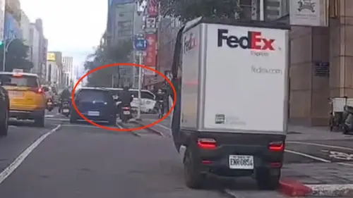 高速撞擊瞬間全被拍！三立採訪車「直衝進銀行」駕駛：轉速突提高
