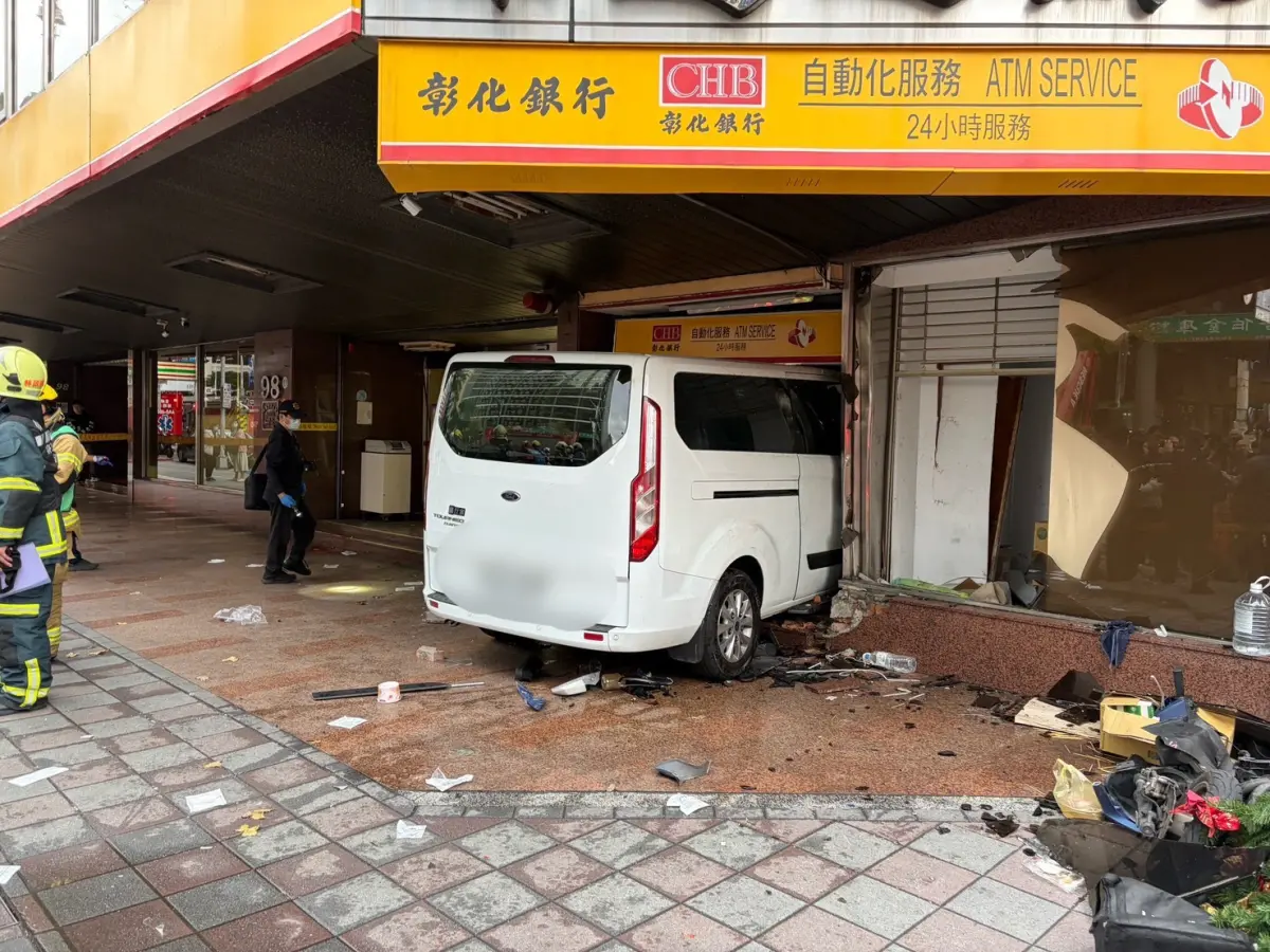 ▲三立採訪車「直衝進銀行」，造成多人受傷。（圖／翻攝畫面）