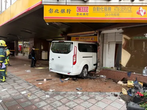 ▲三立採訪車直衝撞進銀行，現場一片淒慘。（圖／翻攝畫面）