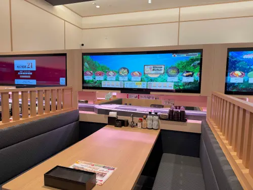 ▲壽司郎台灣首間「螢幕迴轉壽司」，每個座席都設置巨型螢幕觸控「滑」壽司點餐。（圖／記者蕭涵云攝）