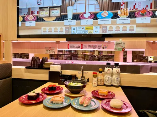 ▲微風南山店引進「DIGIRO壽司郎數位迴轉壽司」系統，餐點現點現做。（圖／記者蕭涵云攝）