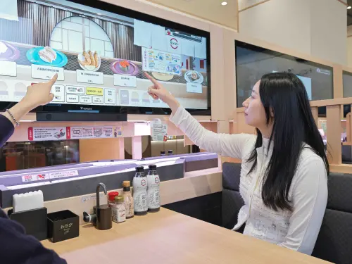 ▲靠近螢幕兩側的消費者，可以同時觸控螢幕逛壽司點餐。（圖／壽司郎sushiro.com.tw）