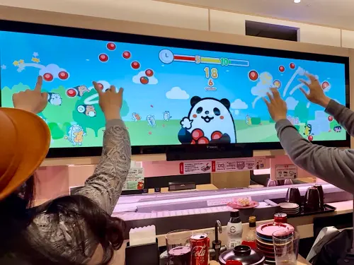 ▲巨型螢幕還有互動遊戲，讓消費者增添用餐趣味。（圖／記者蕭涵云攝）
